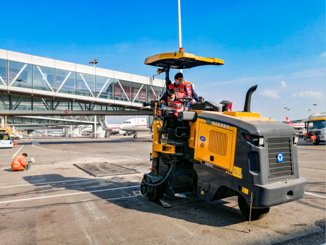 徐工XM353小型銑刨機(jī)施工重慶江北機(jī)場(chǎng) 徐工XM353小型銑刨機(jī)施工重慶江北機(jī)場(chǎng)
