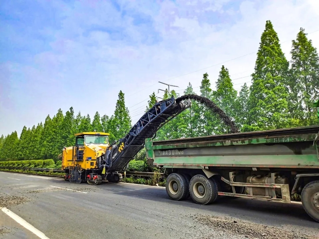 6臺徐工大型銑刨機XM200KⅡ集結(jié)滬杭甬高速公路,助力該高速拆除工程 6臺徐工大型銑刨機XM200KⅡ集結(jié)滬杭甬高速公路,助力該高速拆除工程