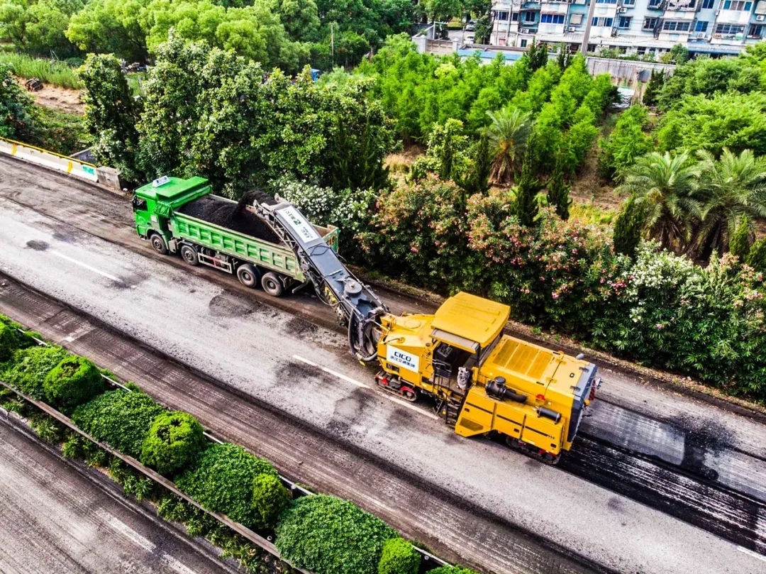 6臺徐工大型銑刨機XM200KⅡ集結(jié)滬杭甬高速公路,助力該高速拆除工程 6臺徐工大型銑刨機XM200KⅡ集結(jié)滬杭甬高速公路,助力該高速拆除工程
