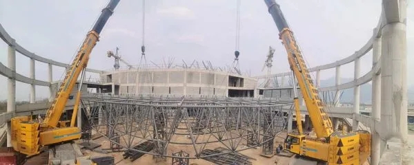 兩臺徐工XCA300起重機合力作業(yè) 兩臺徐工XCA300起重機合力作業(yè)
