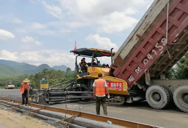 徐工成套道路機械設備組團施工韶新高速 徐工成套道路機械設備組團施工韶新高速