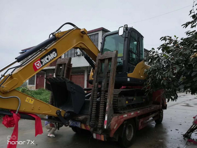 恭喜信陽(yáng)息縣王總訂購(gòu)徐工XE75DA挖掘機(jī)一臺(tái)
