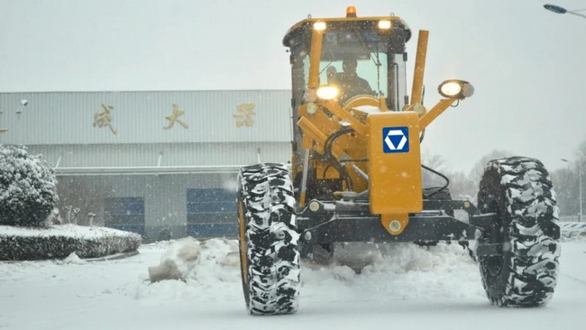 徐工平地機(jī)為公路除雪 徐工平地機(jī)為公路除雪