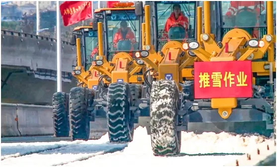 徐工GR1653平地機(jī)在泰州分會(huì)場(chǎng)分別開展干線公路除雪除冰 徐工GR1653平地機(jī)在泰州分會(huì)場(chǎng)分別開展干線公路除雪除冰