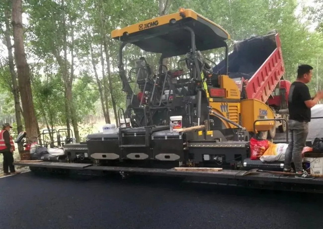 徐工RP903攤鋪機(jī)精準(zhǔn)攤鋪河南某重點工程 徐工RP903攤鋪機(jī)精準(zhǔn)攤鋪河南某重點工程