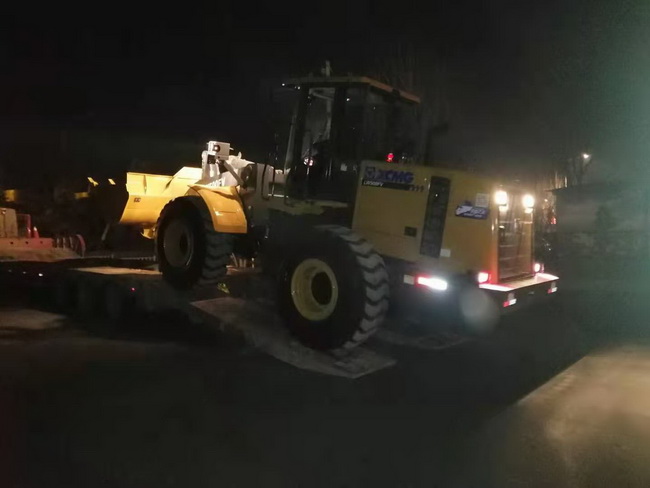 徐工LW500FV裝載機(jī)深夜交車