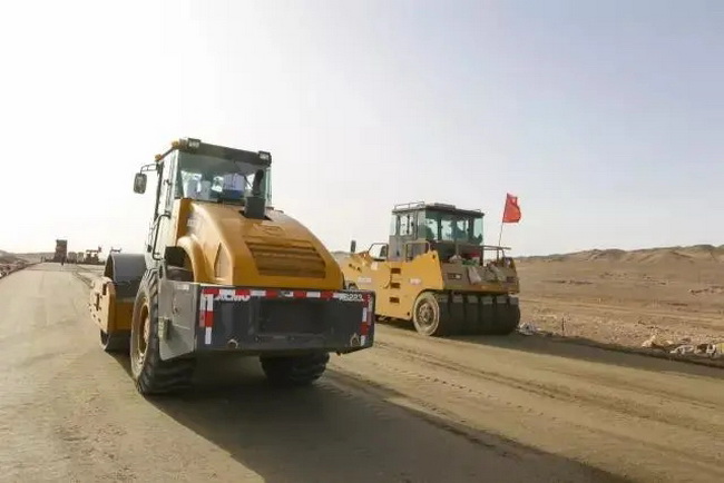 200臺(tái)徐工道路機(jī)械在京新高速施工 200臺(tái)徐工道路機(jī)械在京新高速施工