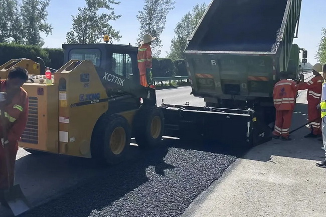 徐工XC770K滑移裝載機參與寧洛高速瀝青路面銑刨與攤鋪施工 徐工XC770K滑移裝載機參與寧洛高速瀝青路面銑刨與攤鋪施工