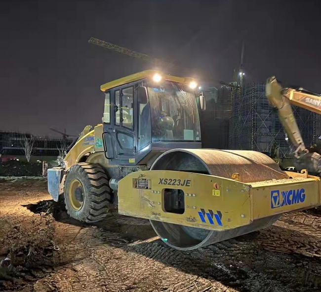 徐工壓路機(jī)XS203J援建江蘇省無錫市方艙醫(yī)院建設(shè) 徐工壓路機(jī)XS203J援建江蘇省無錫市方艙醫(yī)院建設(shè)