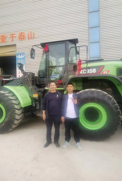 徐工XC958-EV電動(dòng)裝載機(jī)周口客戶